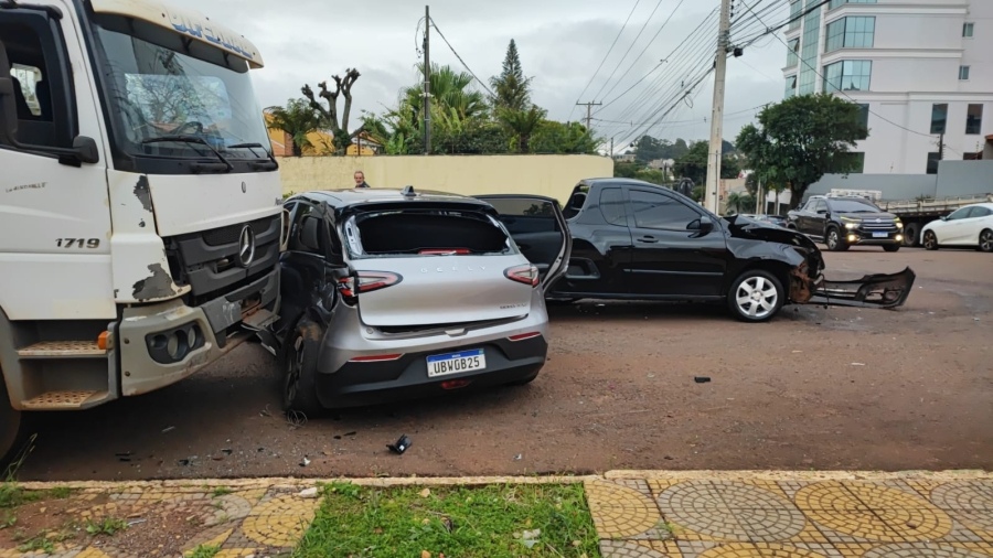 Montana e Geely batem em cruzamento no Country