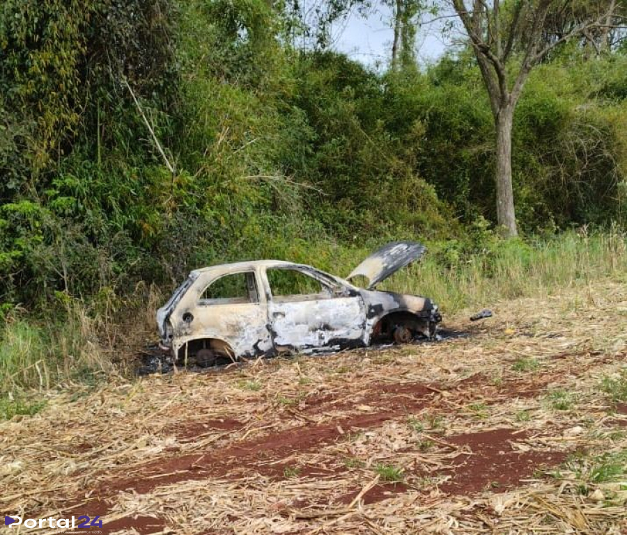 Carro com registro de furto é encontrado queimado e sem as rodas no interior de Toledo