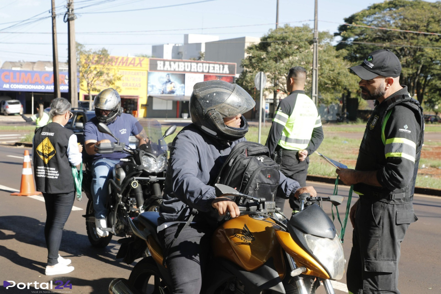 Transitar promove ação educativa em alusão ao Dia do Motorista e do Motociclista em Cascavel