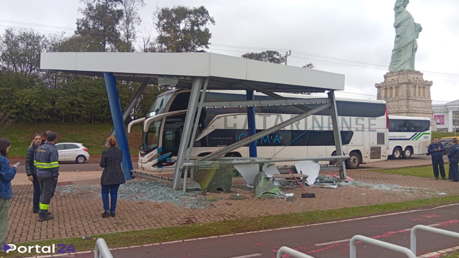 Ônibus interestadual destrói ponto de ônibus na Avenida Tancredo Neves, em Cascavel