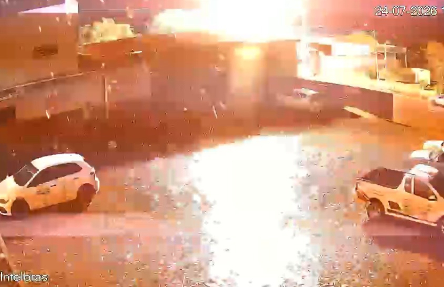 Raio estoura transformador em Quedas do Iguaçu
