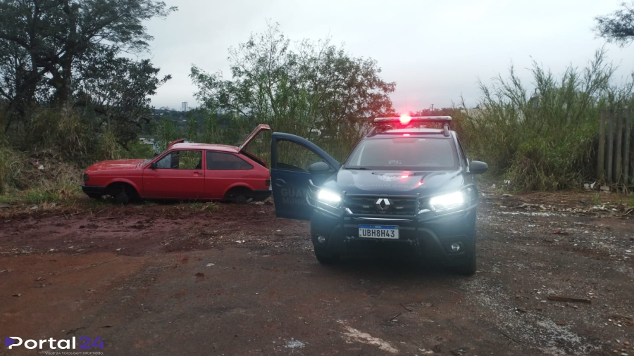 Carro é encontrado sem rodas e com sinais de furto no bairro Cascavel Velho