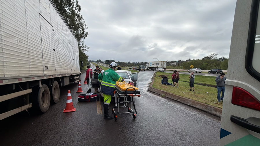 Dois ficam feridos em colisão na BR-277