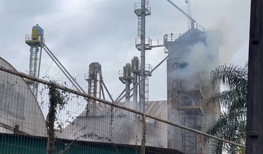 Incêndio atinge secador de grãos de cooperativa e mobiliza bombeiros às margens da BR-277