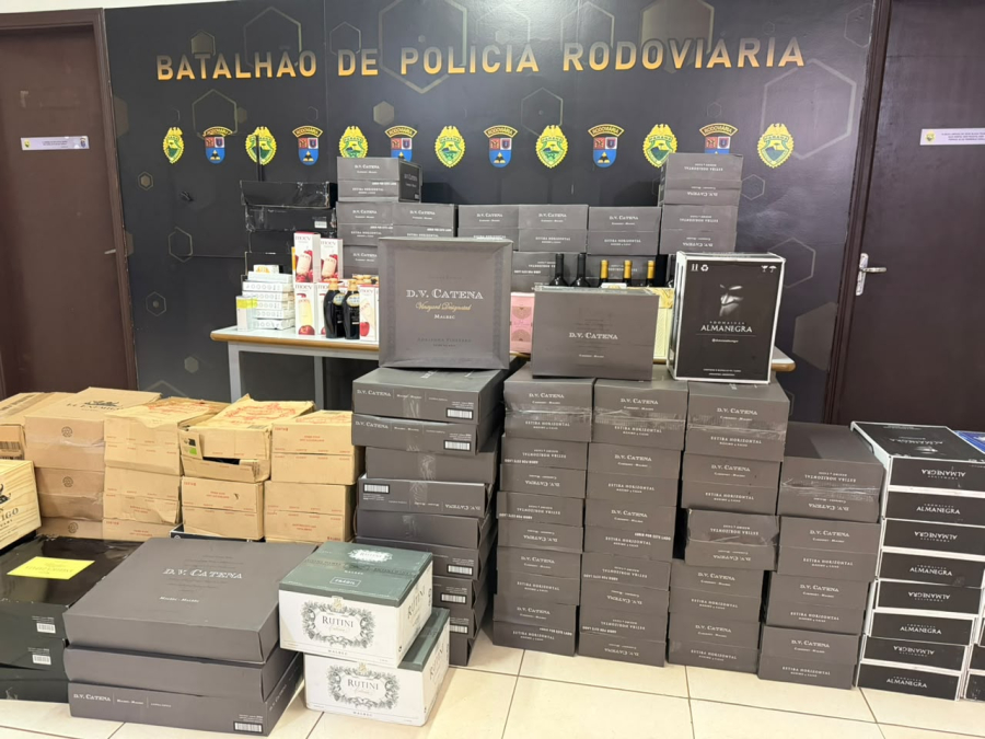 Polícia apreende 624 garrafas de vinho argentino e carga de R$ 150 mil na PR-317