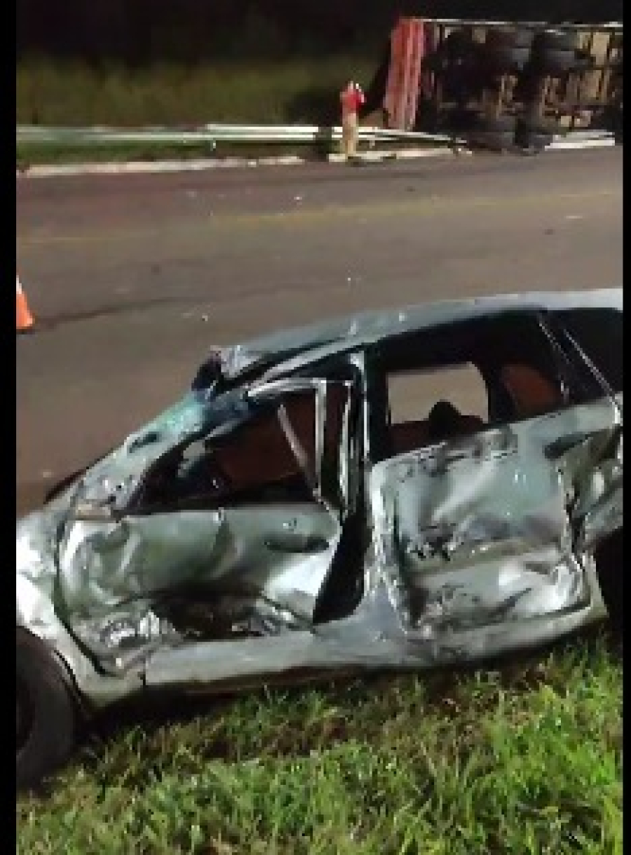 Carreta tomba ao desviar de Fiesta na Estrada Boiadeira