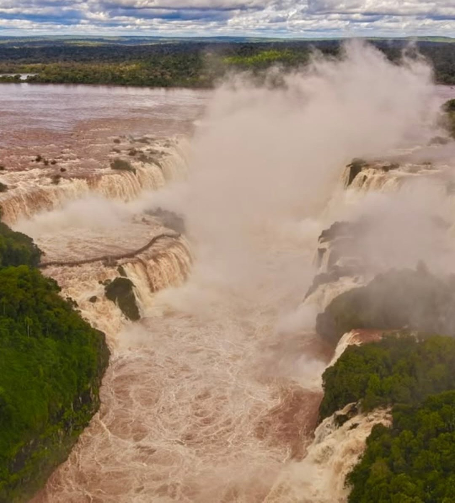 Cataratas do Iguaçu seguem com vazão cinco vezes acima da média