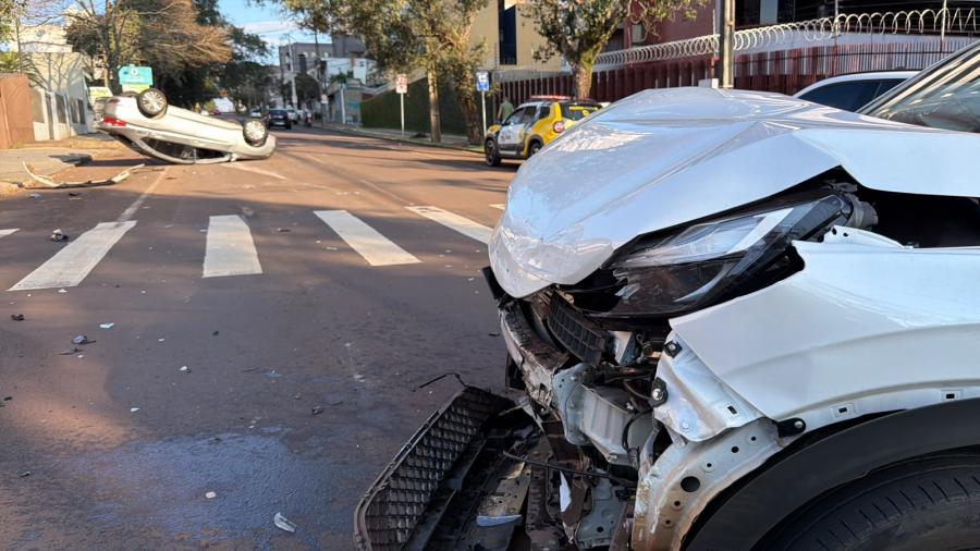 Carro capota após colisão na rua Vicente Machado