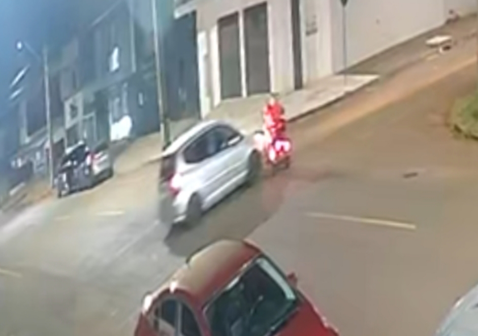 Câmera registra momento em que casal de idosos é atingido em scooter elétrica no bairro Florais