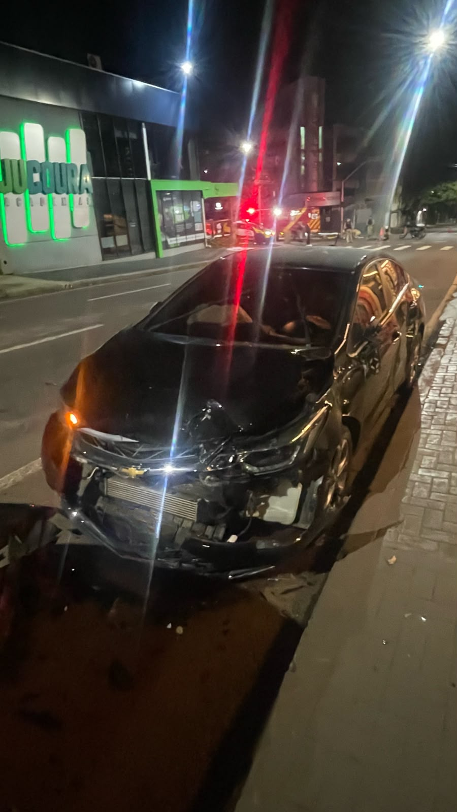 Motociclista sem CNH e passageiro ficam feridos em acidente em Cascavel