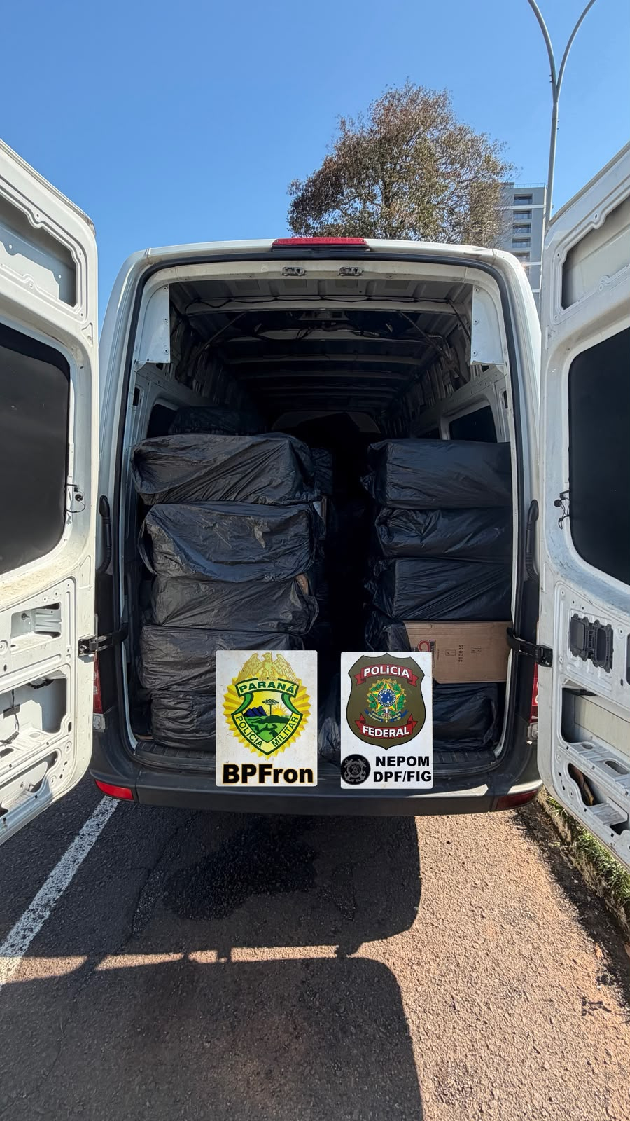 Van com 5 mil pacotes de cigarros contrabandeados é apreendida em Foz do Iguaçu