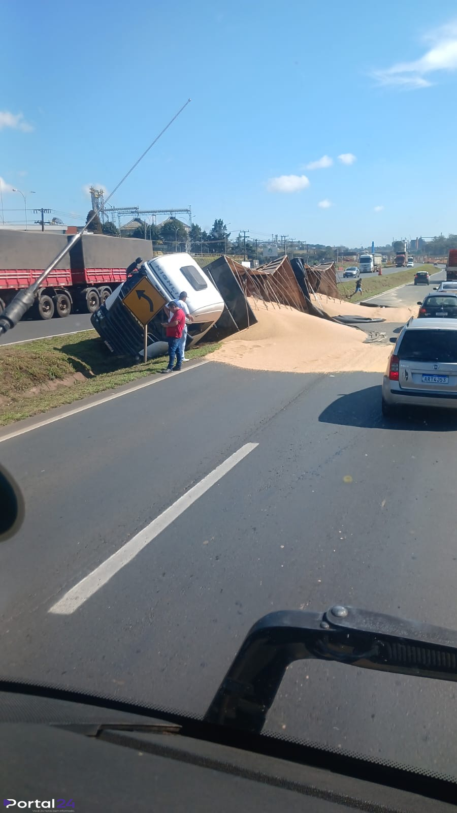 Carreta tomba na rodovia entre Curitiba e Ponta Grossa e causa bloqueio total da via