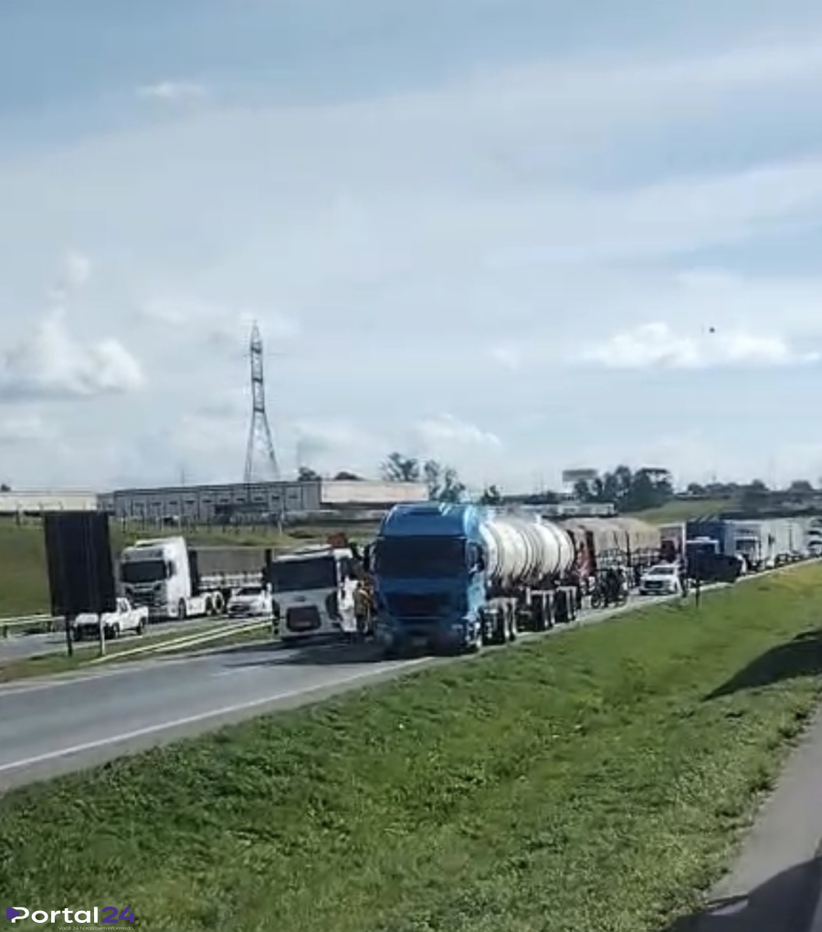 Pista da BR-116 é interditada após acidente em Curitiba