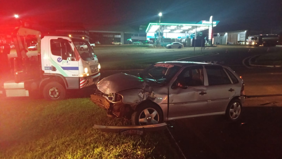 Gol e caminhão batem na BR-277