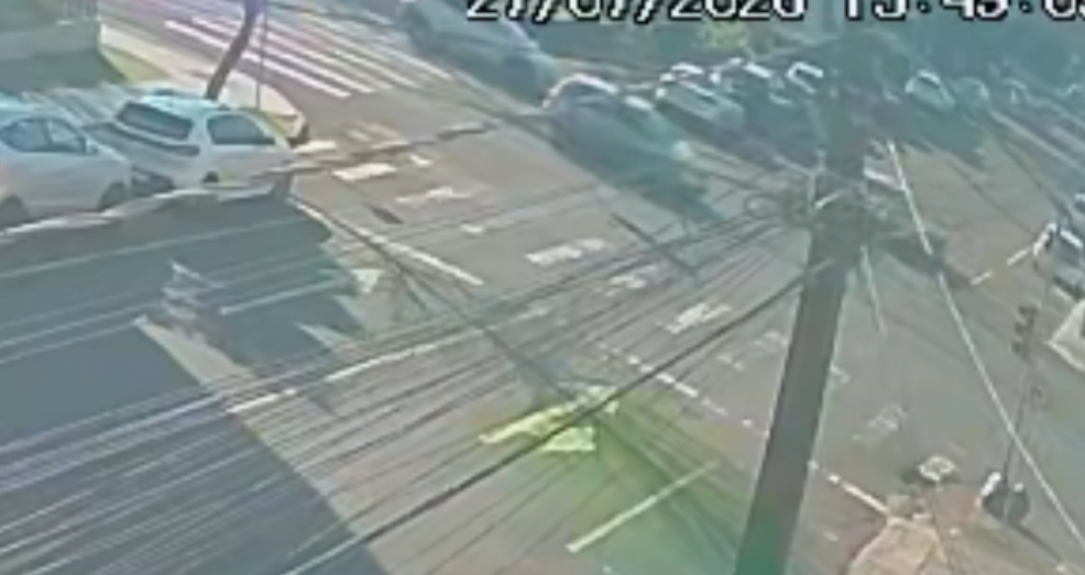 Câmera de segurança registra colisão entre carro e motocicleta no Centro de Cascavel