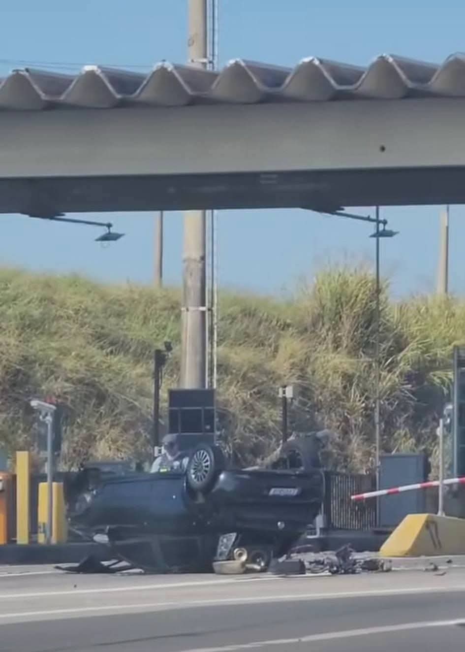Motorista morre após carro atingir praça de pedágio em alta velocidade na SP-340, em Campinas