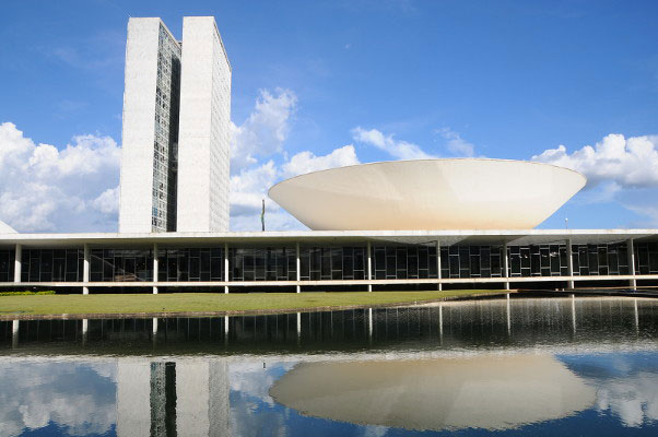 Projeto cria política nacional para combater a solidão entre idosos