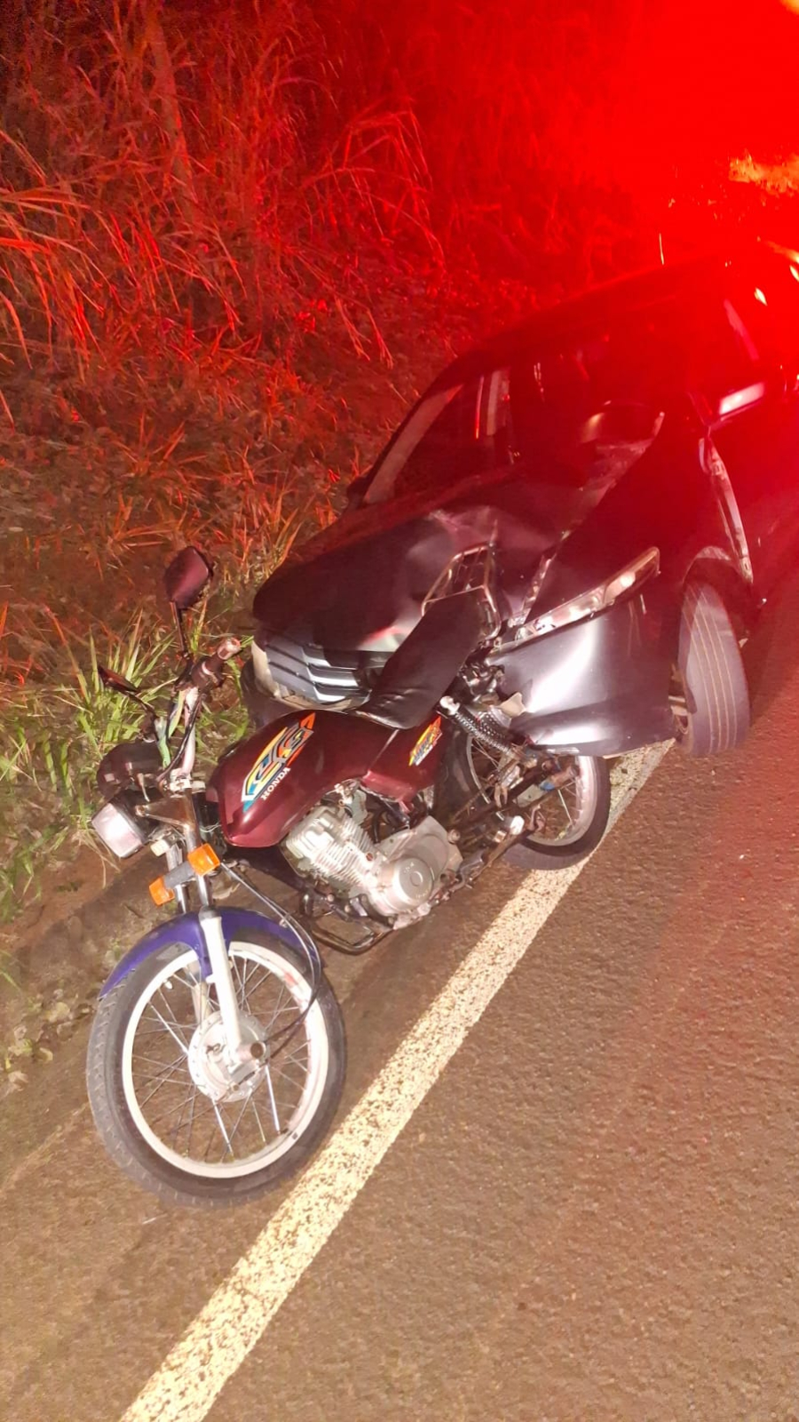 Motorista bêbado bate na traseira de moto, deixa dois feridos e acaba preso na PR-490