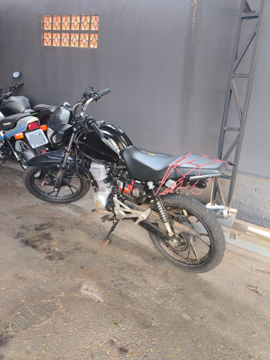 Adolescente é apreendido com motocicleta roubada após perseguição em Toledo