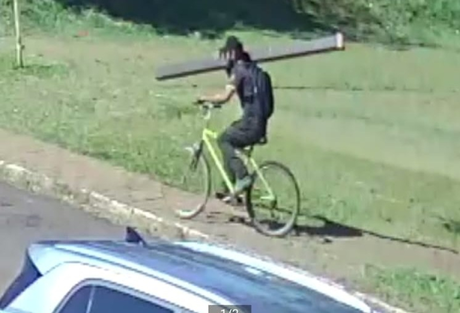 Suspeito de furtos no Bairro Canadá é preso após ser flagrado desmontando parquinho