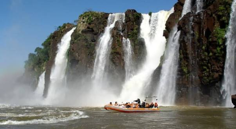 Barco do Macuco Safari tomba nas Cataratas do Iguaçu