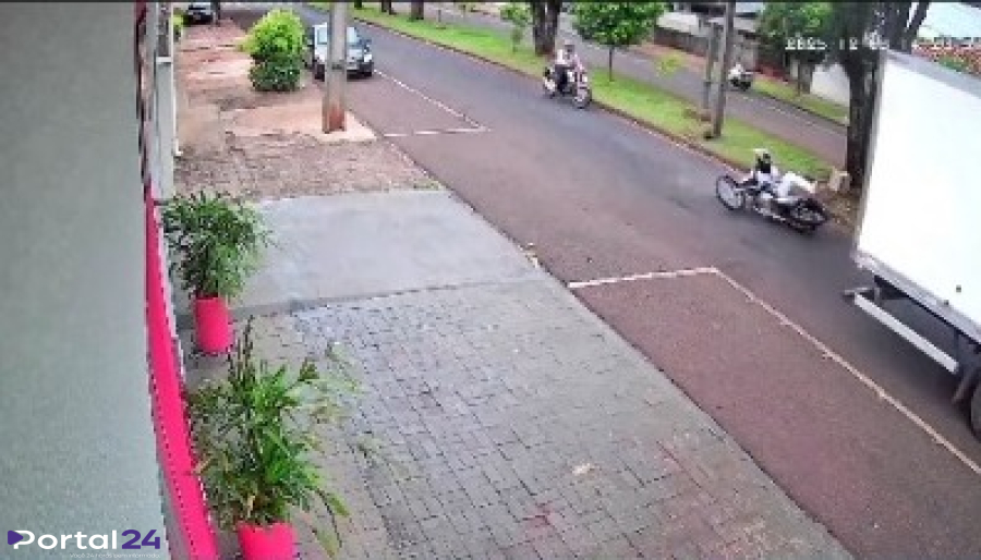 Motoqueiros caem após óleo na pista na Rua Jorge Walter Sim, em Campo Mourão