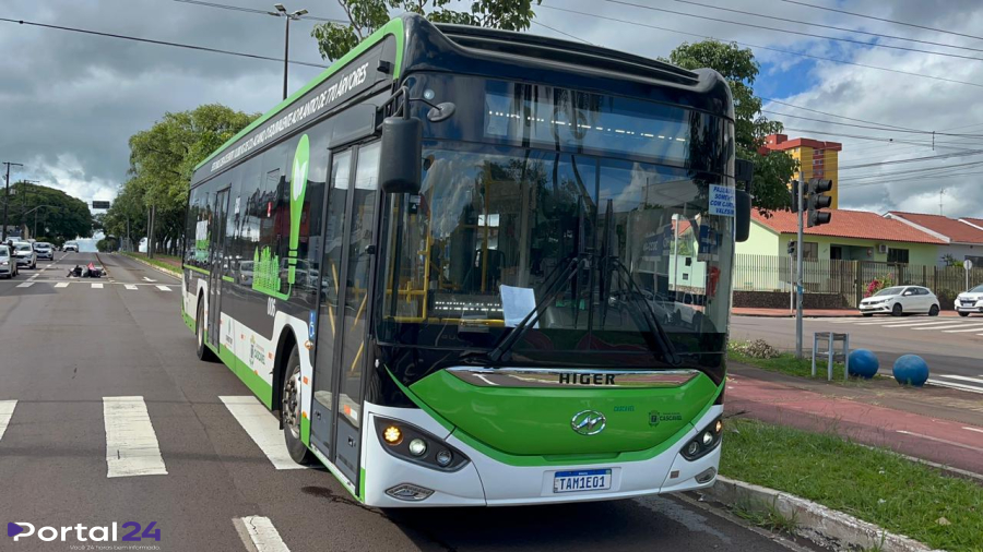Ônibus elétrico e Biz batem em cruzamento no Centro