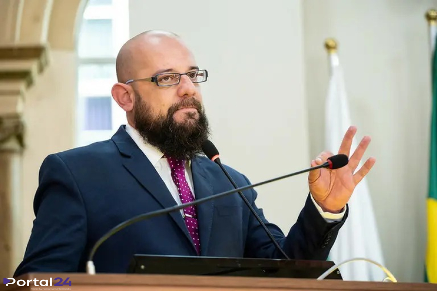 Vereador de Curitiba vota contra a própria emenda após descobrir apoio do PT