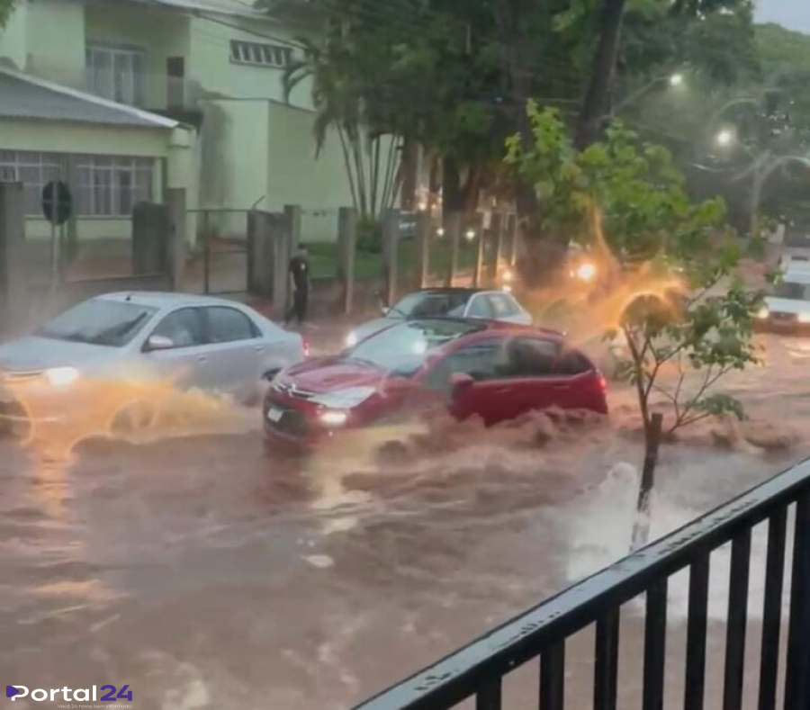 Chuva forte quase arrasta moto e carro em cruzamento da Avenida Guaiapó, em Maringá