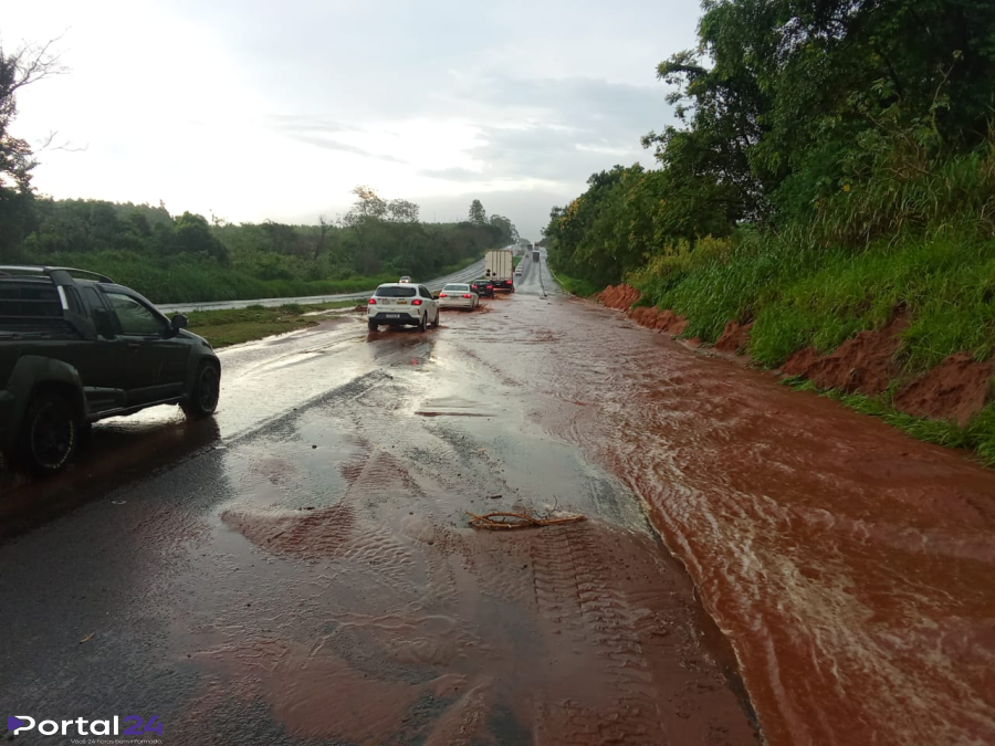 PRF alerta para lama sobre a pista na BR-376 entre Nova Esperança e Paranavaí