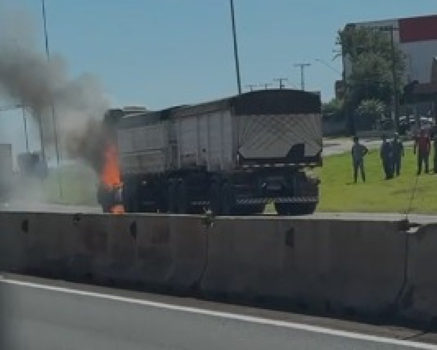 Caminhão pega fogo na BR-277