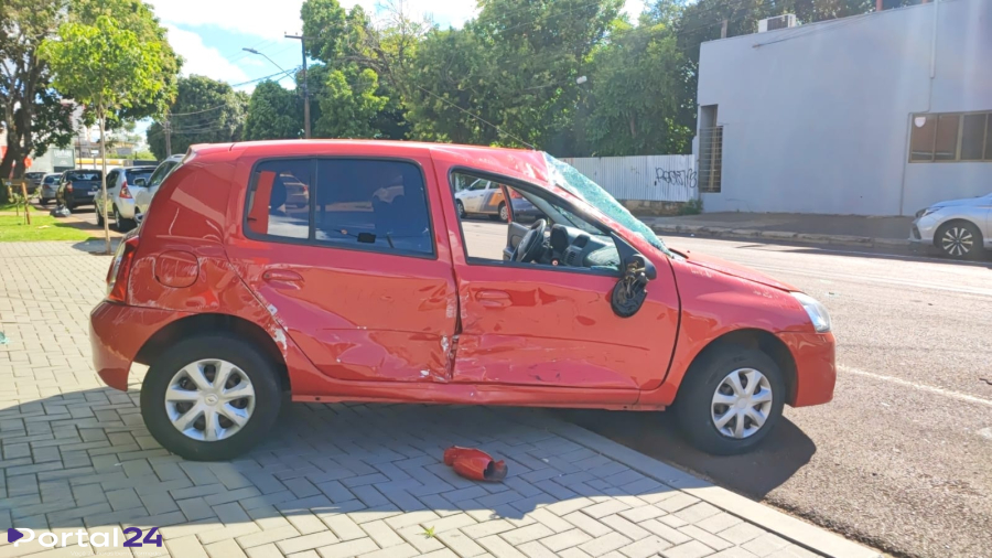 Batida em cruzamento faz carro capotar no Centro de Cascavel