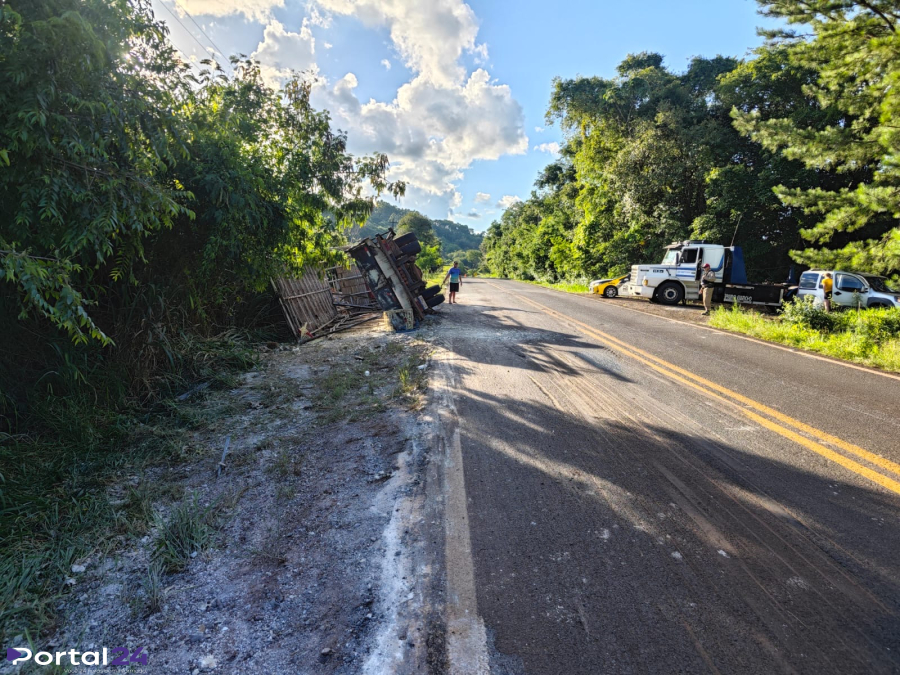 Caminhão tomba na PR-484 e motorista fica ferido em Boa Vista da Aparecida