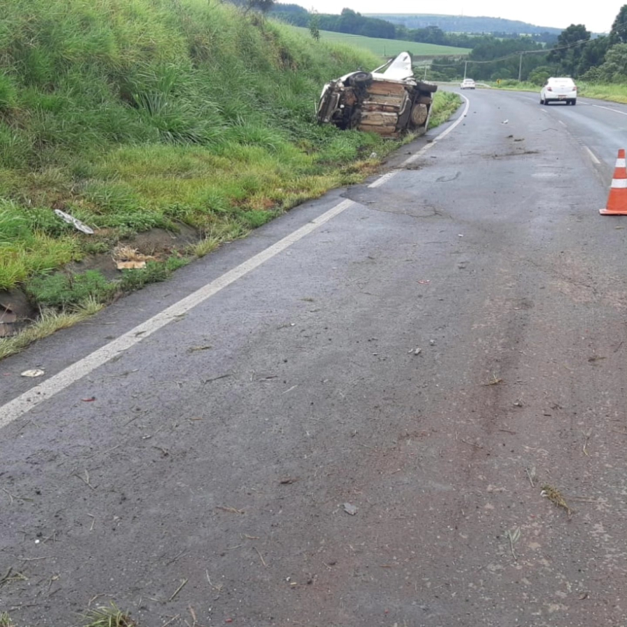 Gol capota, ocupantes saem do carro e são atropelados na BR-376