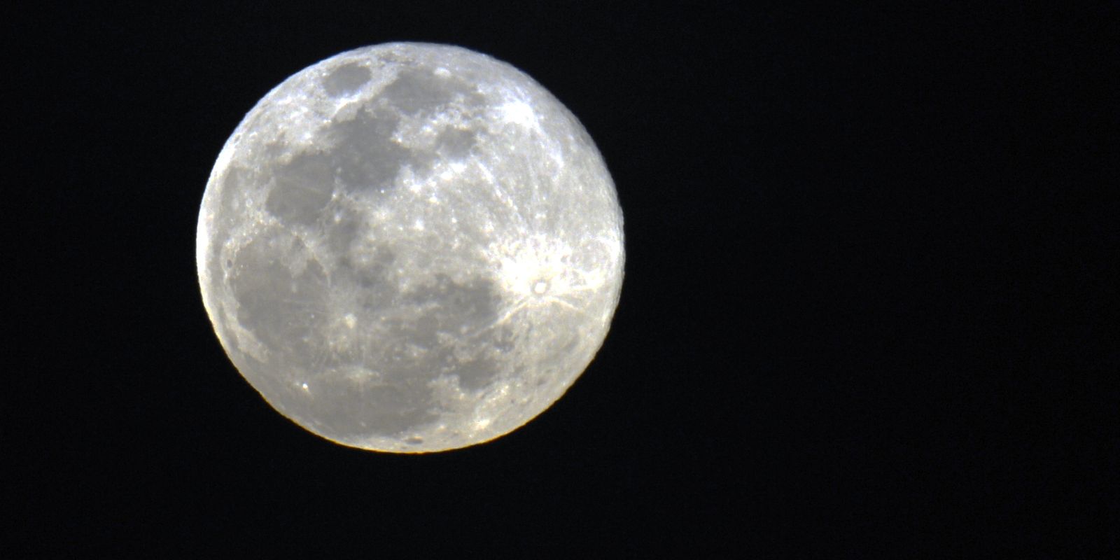 Primeira Superlua de 2026 pode ser vista neste sábado (03)