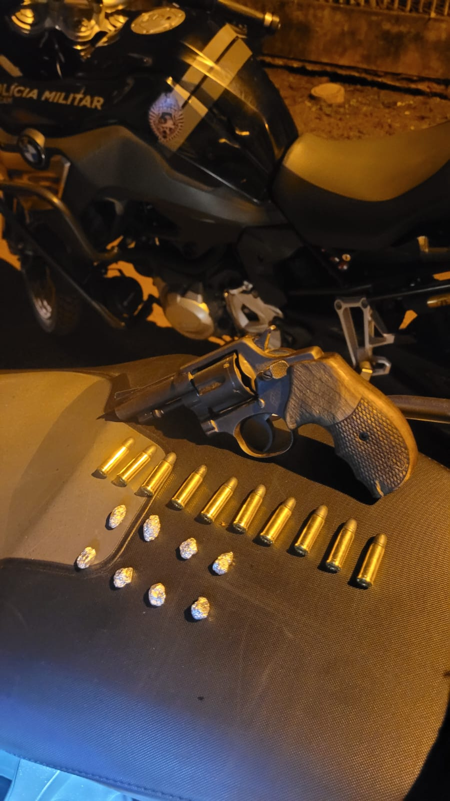 ROCAM prende homem por posse ilegal de arma e tráfico de drogas no São Cristóvão