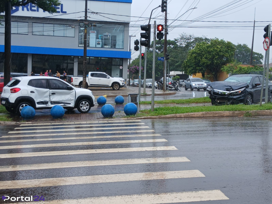 Colisão entre Honda City e Renault Kwid é registrada no Centro de Cascavel