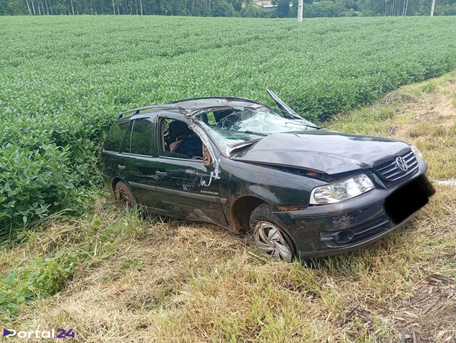 Homem morre após ser ejetado de veículo em capotamento na PR-487, em Manoel Ribas
