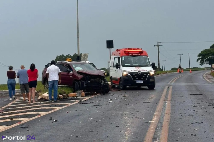 Colisão entre Fiat Toro e caminhão deixa uma pessoa ferida na PR-239