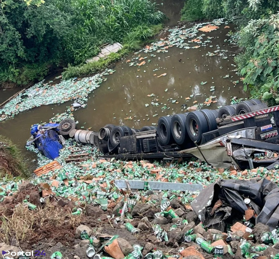 Caminhão sai da pista, cai em rio e motorista morre na BR-376 em Imbaú