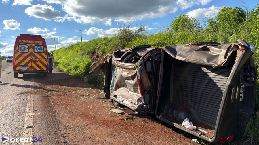 Camionete capota na BR-467 entre Toledo e Cascavel e deixa dois jovens feridos