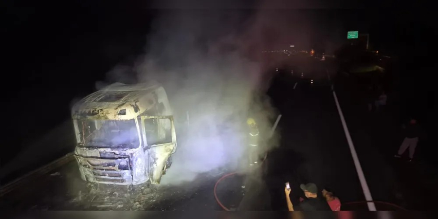 Caminhão pega fogo na PR-151 em Ponta Grossa
