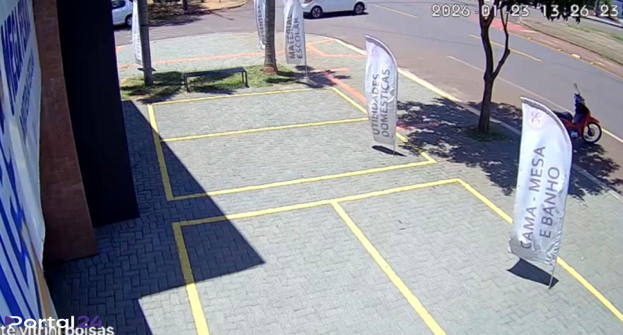 Câmera de segurança registra momento em que Civic “voa” por cima da calçada em Cascavel