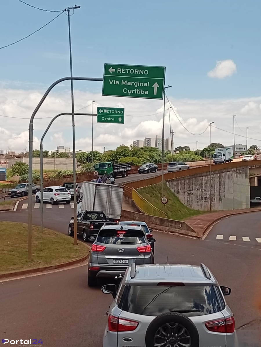 Resíduos na pista provocam mau cheiro e exigem intervenção da Transitar no acesso ao Jardim Veneza
