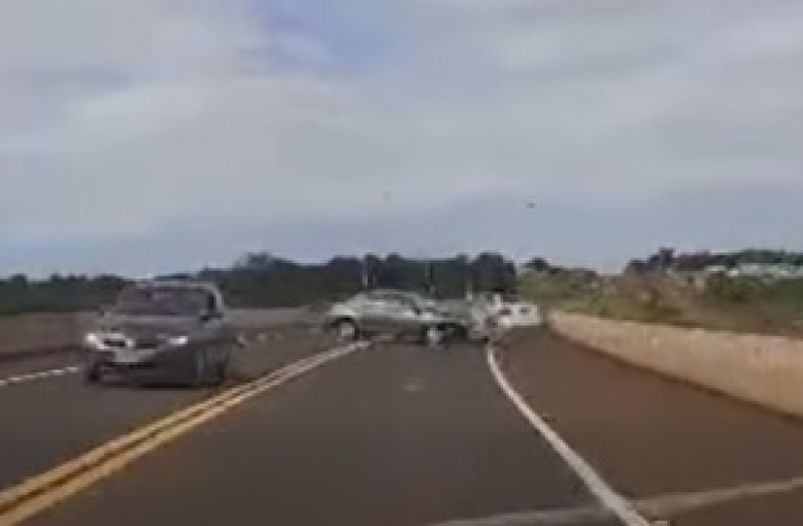Câmera capta momento exato de acidente na BR-277