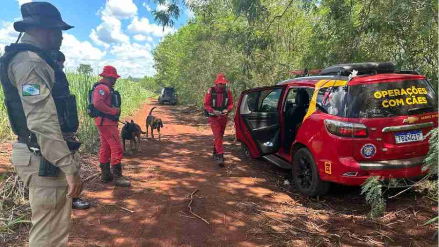 Acusado de esfaquear a ex e sequestrar criança morre em confronto com a PM