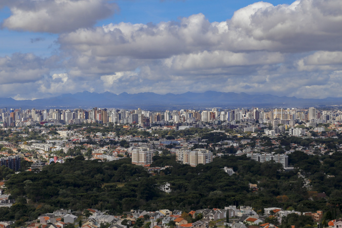 Semana típica de verão: tempo abafado e chuva de fim de tarde no Paraná