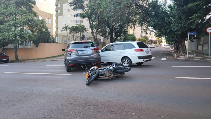 Acidente envolve dois carros e uma moto no centro de Cascavel