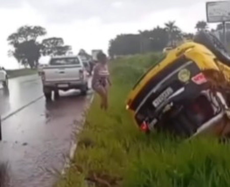 Policiais da PRE ficam gravemente feridos após viatura aquaplanar na PR-323