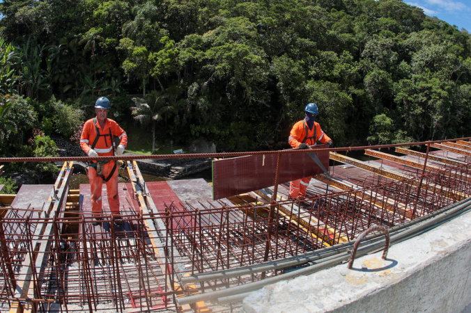 Obras da Ponte de Guaratuba continuam 24 horas por dia durante o Carnaval